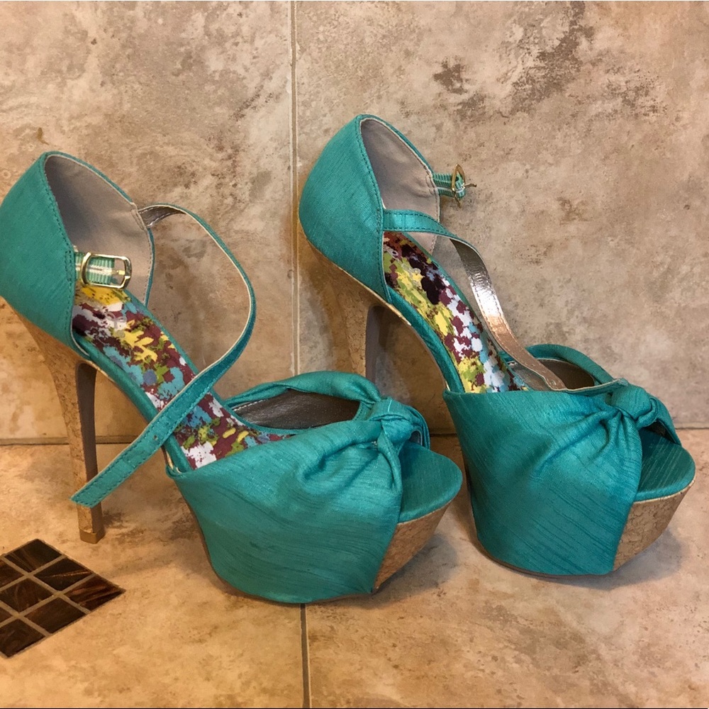 Beautiful sea green heels